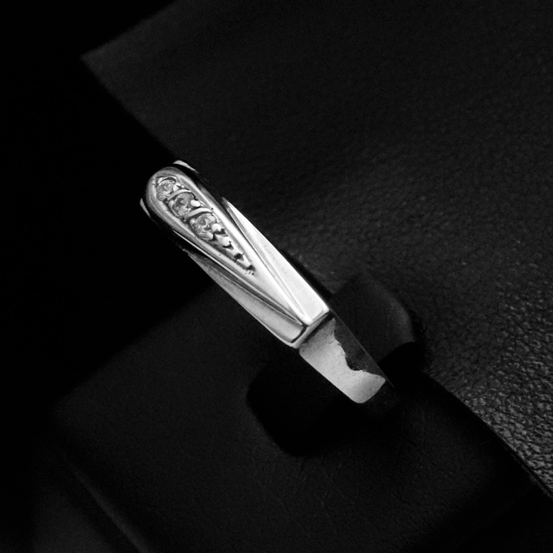 white gold ring with cubic zirconia stones