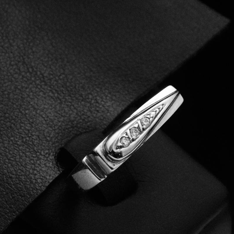 white gold ring with cubic zirconia stones