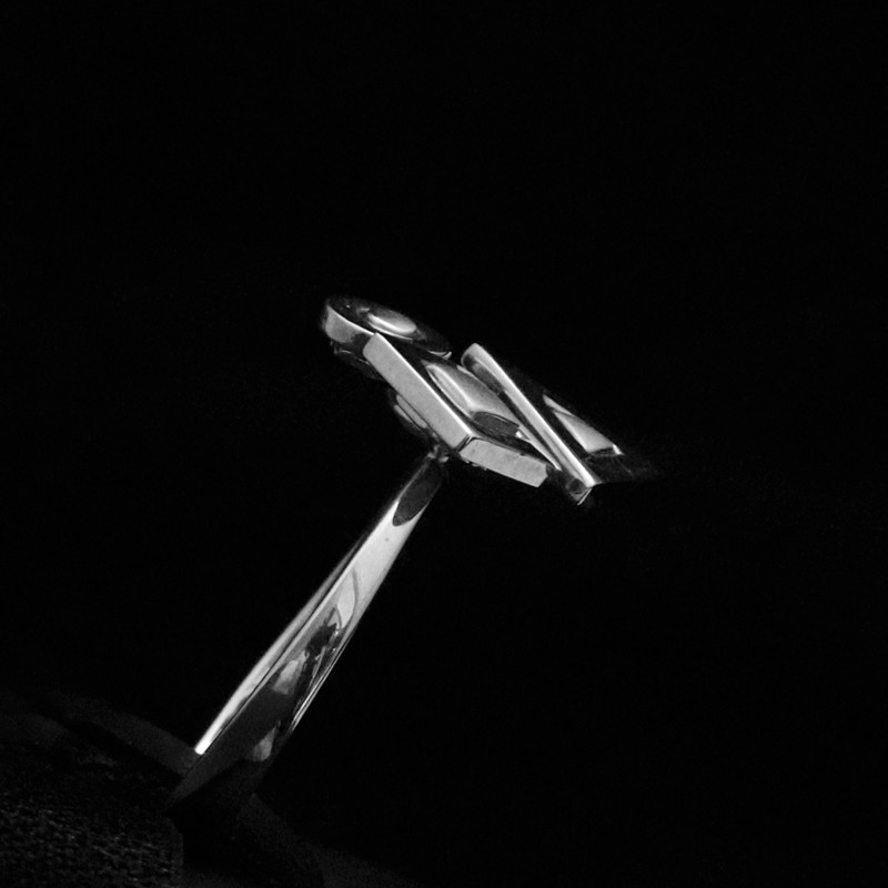 λευκοχρυσο δαχτυλιδι με γεωμετρικα σχεδια