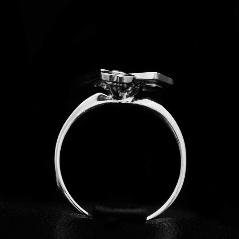 λευκοχρυσο δαχτυλιδι με γεωμετρικα σχεδια