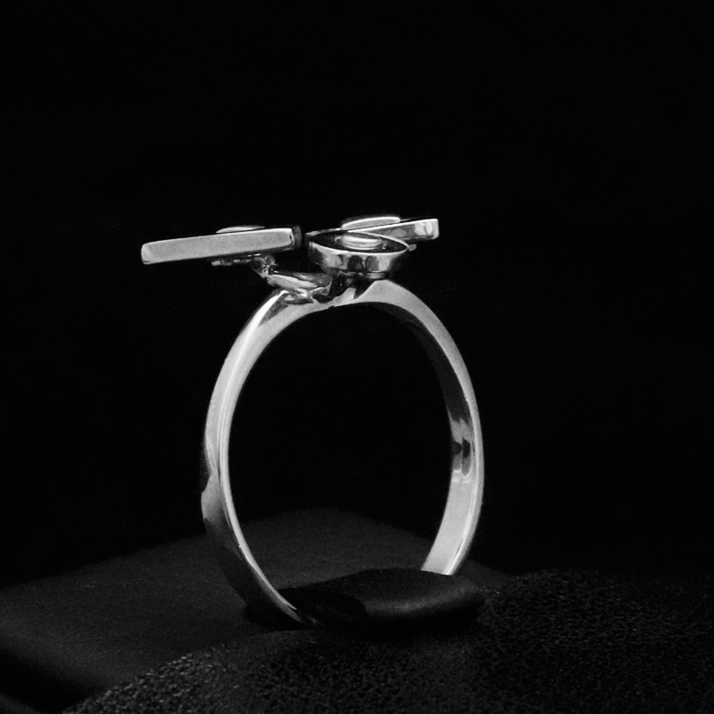 λευκοχρυσο δαχτυλιδι με γεωμετρικα σχεδια