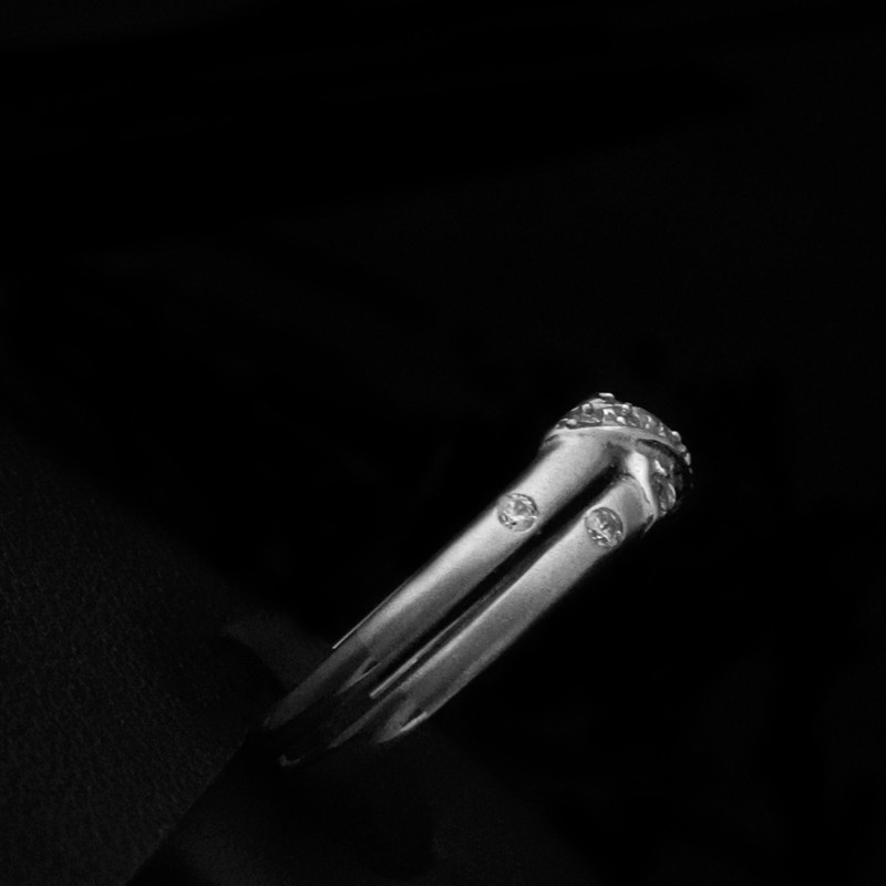 λευκοχρυσο δαχτυλιδι με πετρες ζιργκον