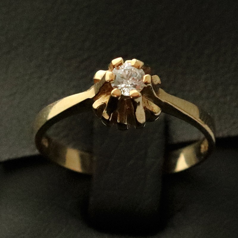 golden ring with cubic zirconia