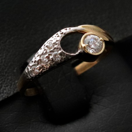 golden ring with cubic zirconia