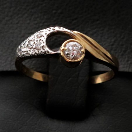 golden ring with cubic zirconia