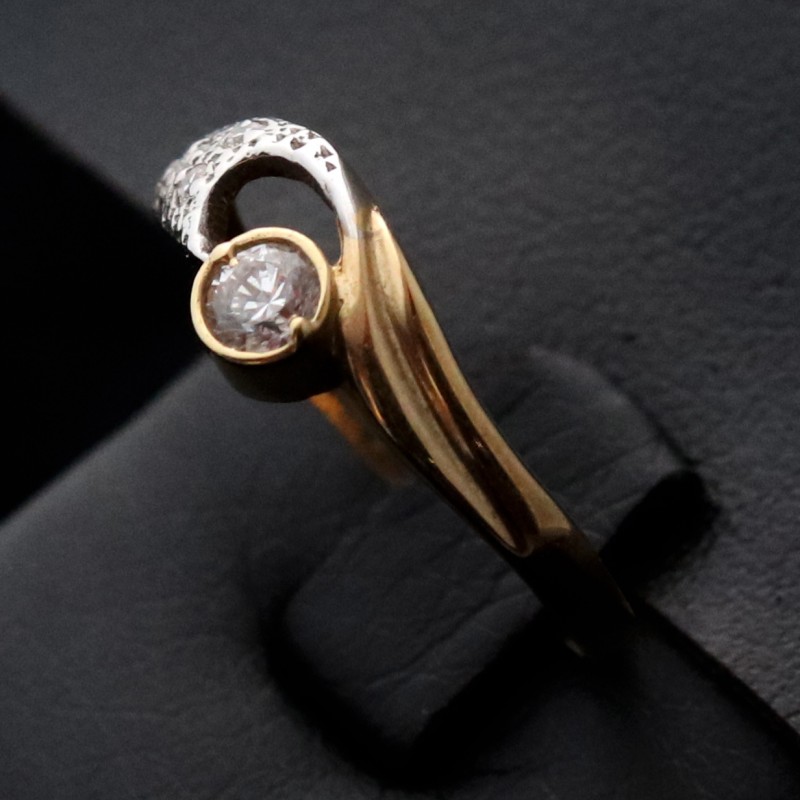 golden ring with cubic zirconia