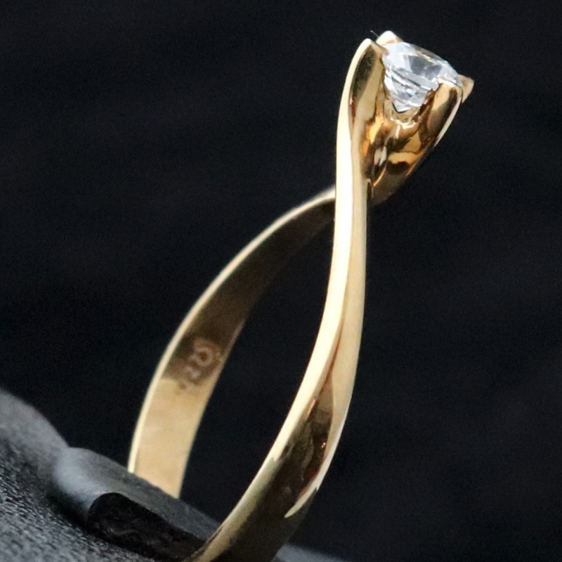 wedding ring gold with cubic zirconia