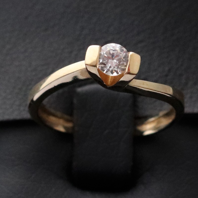 wedding ring golden with cubic zirconia