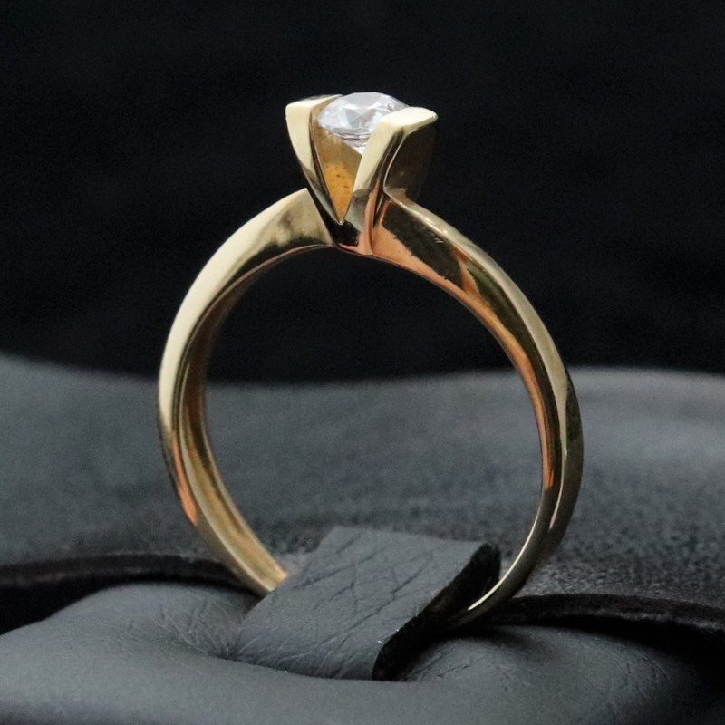 wedding ring golden with cubic zirconia