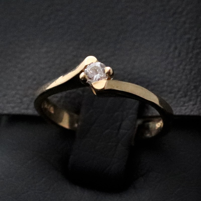 engagement ring gold with cubic zirconia