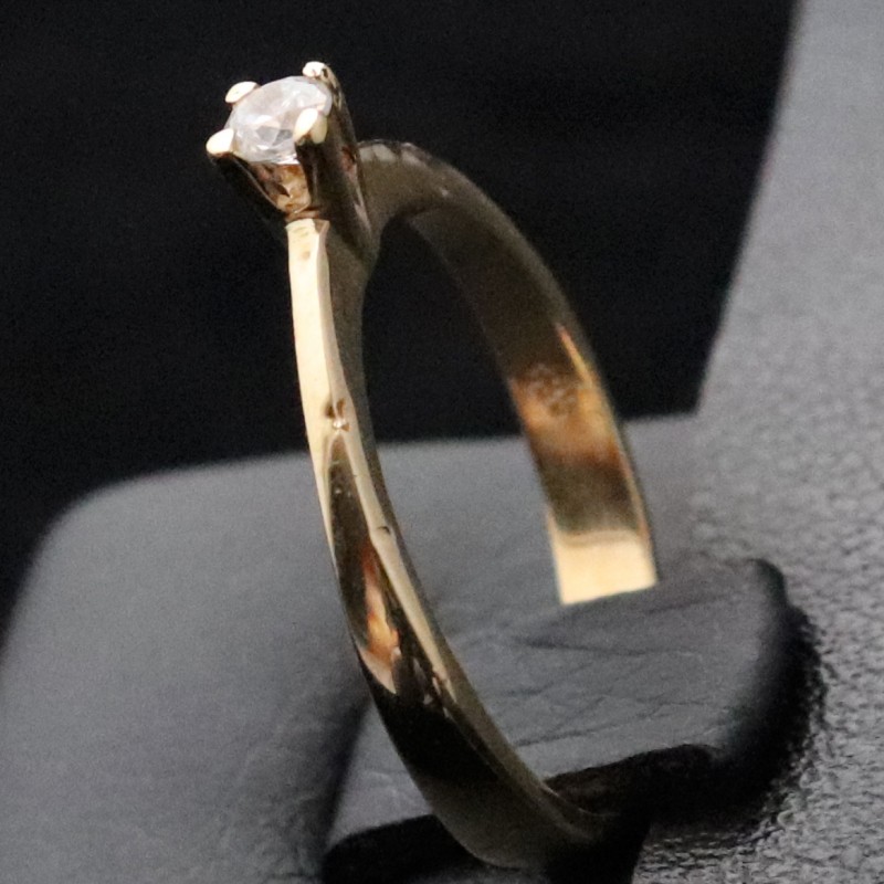 golden ring with cubic zirconia