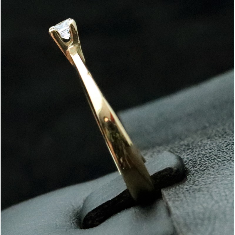 golden ring with cubic zirconia