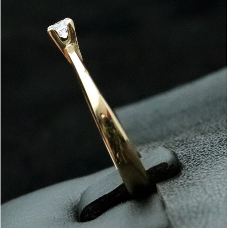 golden ring with cubic zirconia