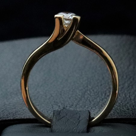 women ring in gold with cubic zirconia