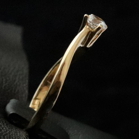 woman ring in gold with cubic zirconia