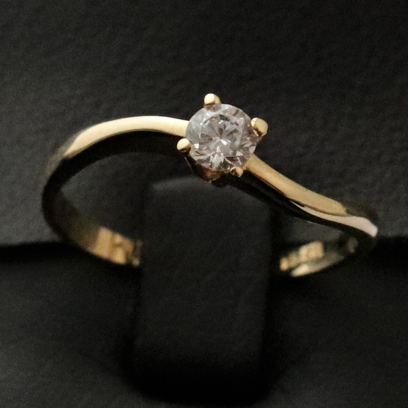 woman ring in gold with cubic zirconia