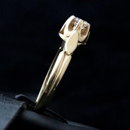 women ring with central stone cubic zirconia