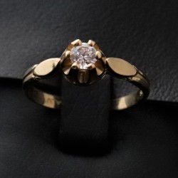 women ring with central stone cubic zirconia