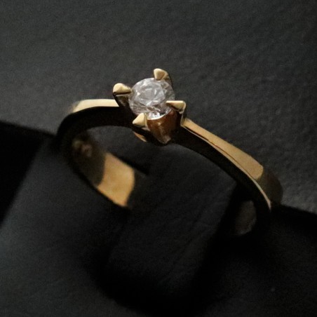 women ring in gold with cubic zirconia stone
