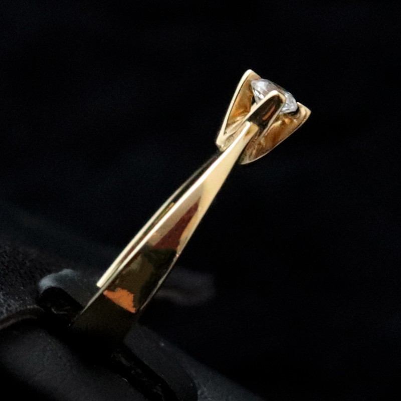 women ring in gold with cubic zirconia stone