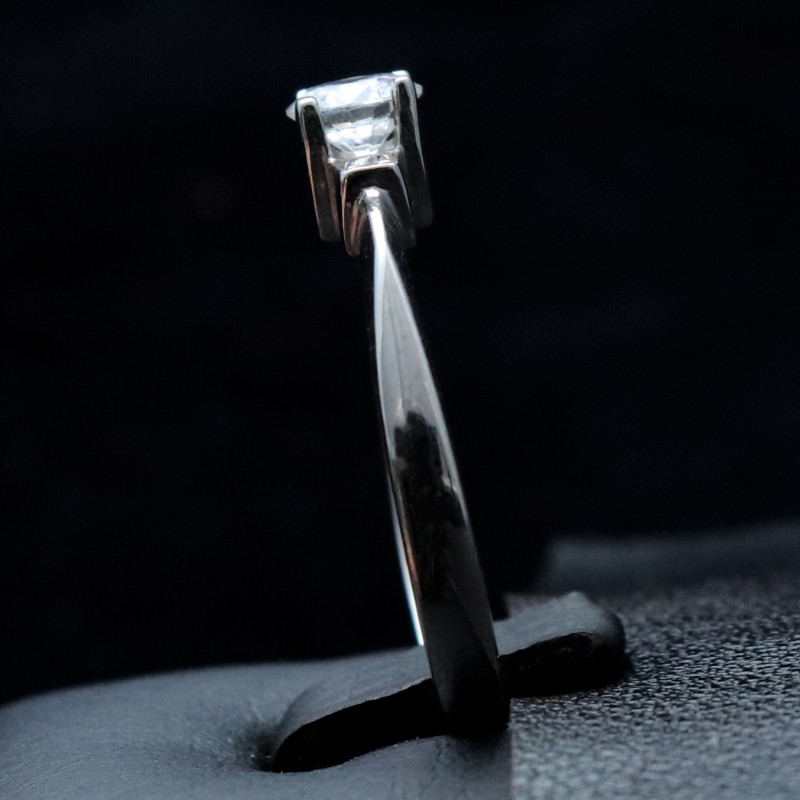 engagement ring in white gold with cubic zirconia