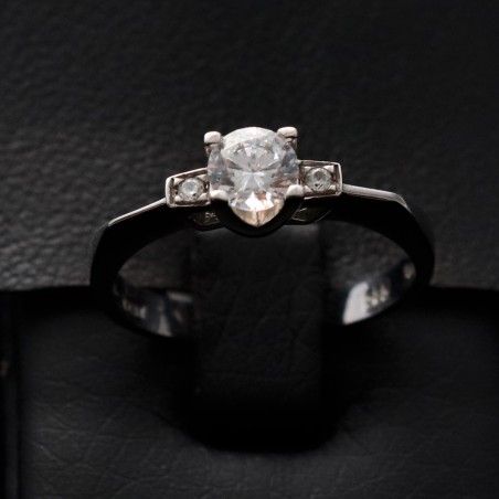 engagement ring in white gold with cubic zirconia