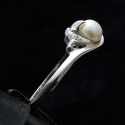 white gold women ring with cubic zirconia and natural pearl 2
