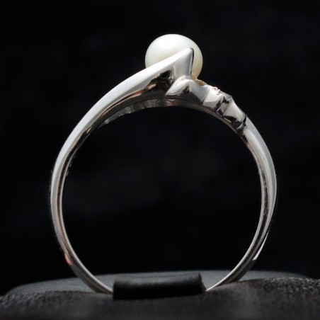 white gold women ring with cubic zirconia and natural pearl