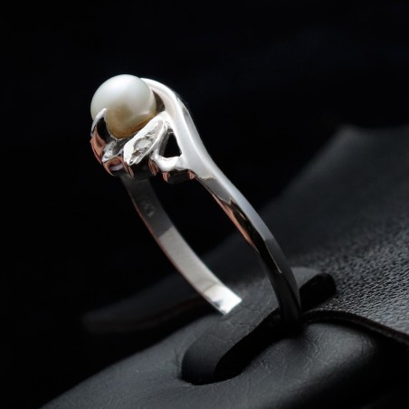 white gold women ring with cubic zirconia and natural pearl