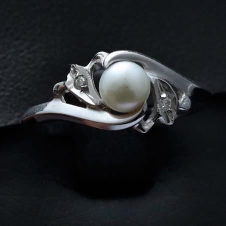 white gold women ring with cubic zirconia and natural pearl