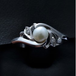 white gold women ring with cubic zirconia and natural pearl