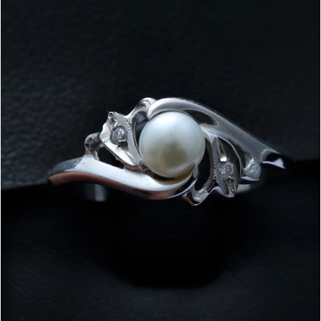 white gold women ring with cubic zirconia and natural pearl