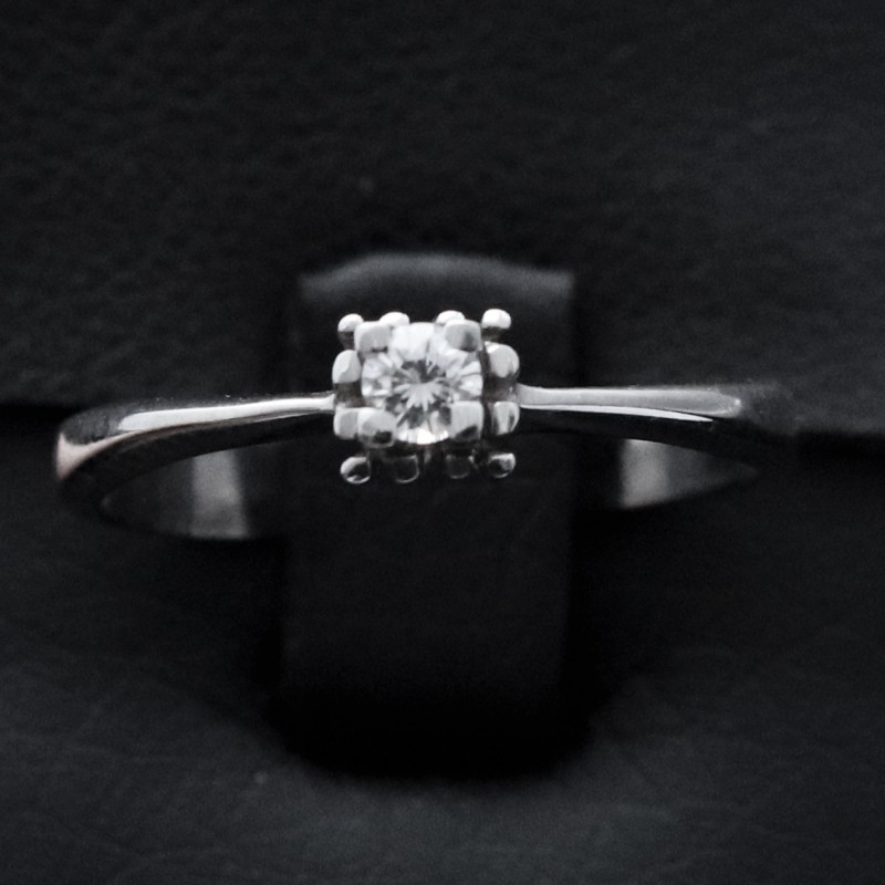 engagement ring white gold with cubic zirconia stone