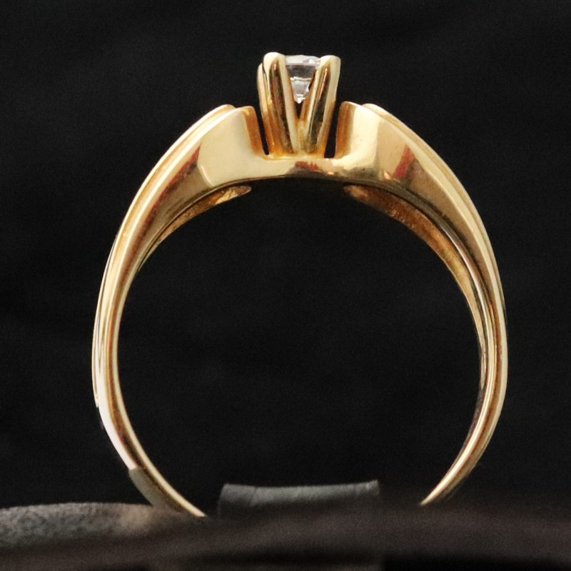 woman's ring in yellow gold with cubic zirconia...