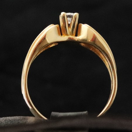 woman's ring in yellow gold with cubic zirconia stone