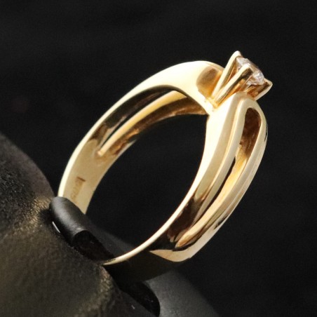 woman's ring in yellow gold with cubic zirconia stone