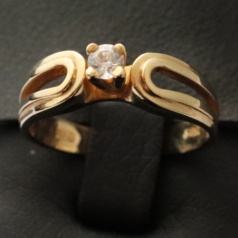 woman's ring in yellow gold with cubic zirconia stone