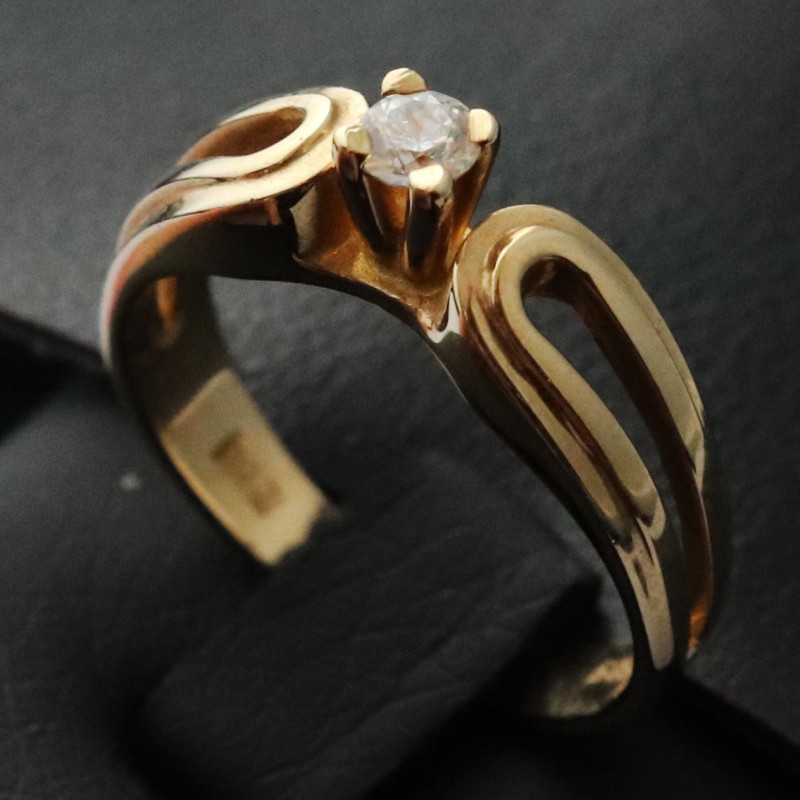 woman's ring in yellow gold with cubic zirconia...