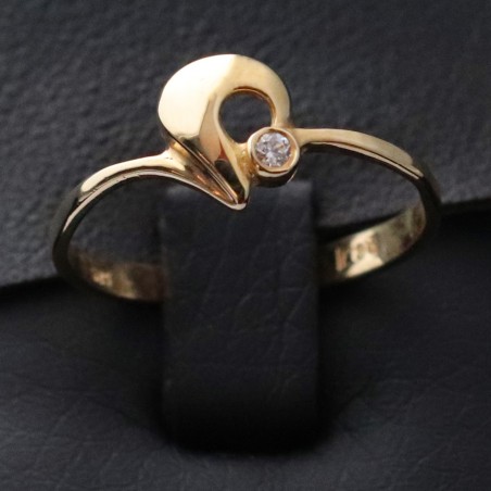 yellow gold woman ring with white cubic zirconia stone