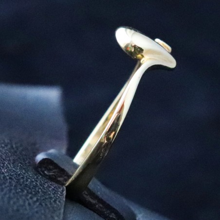 yellow gold woman ring with white cubic zirconia stone