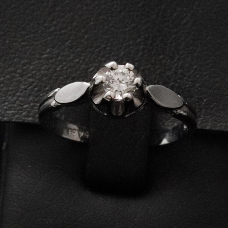 white gold ring with cubic zirconia classic binding