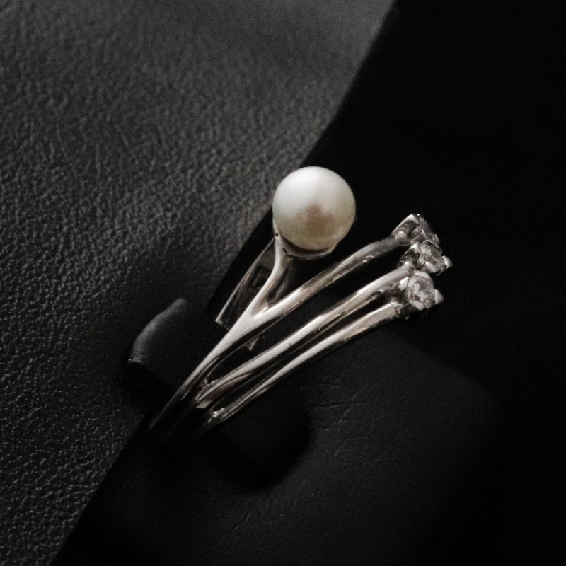 δαχτυλιδι λευκοχρυσο με πετρα απο μαργαριταρι...