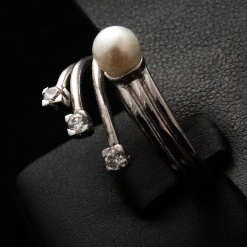 δαχτυλιδι λευκοχρυσο με πετρα απο μαργαριταρι...