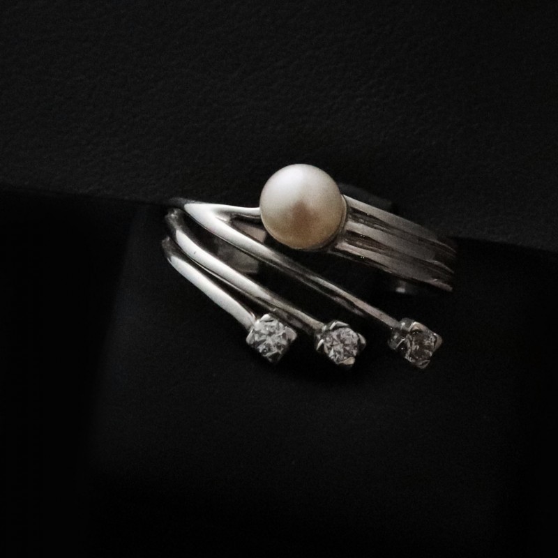 δαχτυλιδι λευκοχρυσο με πετρα απο μαργαριταρι...