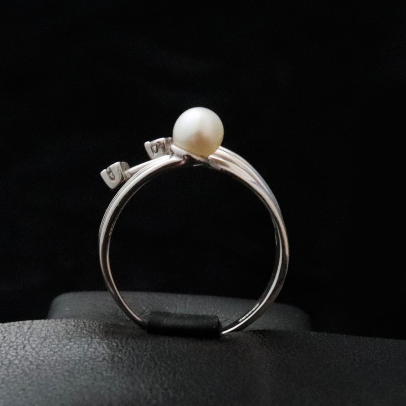 δαχτυλιδι λευκοχρυσο με πετρα απο μαργαριταρι...