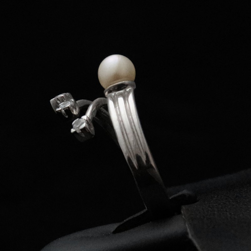 δαχτυλιδι λευκοχρυσο με πετρα απο μαργαριταρι...