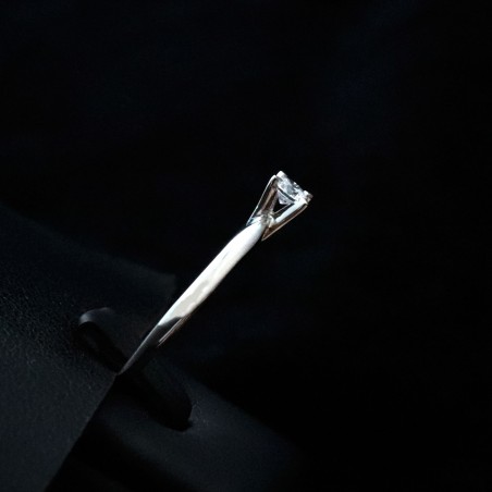 single stone ring with cubic zirconia stone