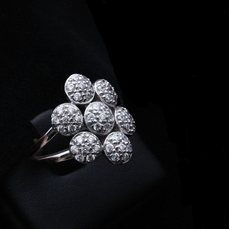 White gold ring in daisy design