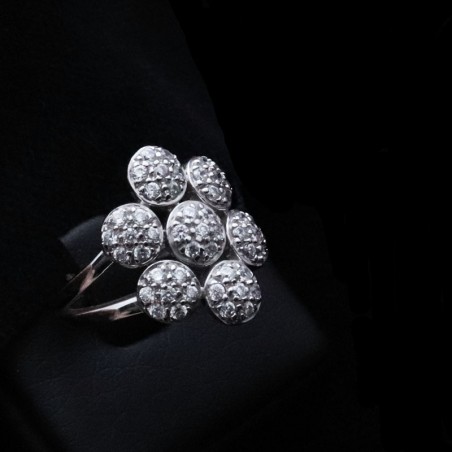 White gold ring in daisy design