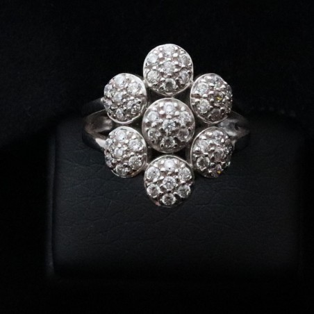 White gold ring in daisy design